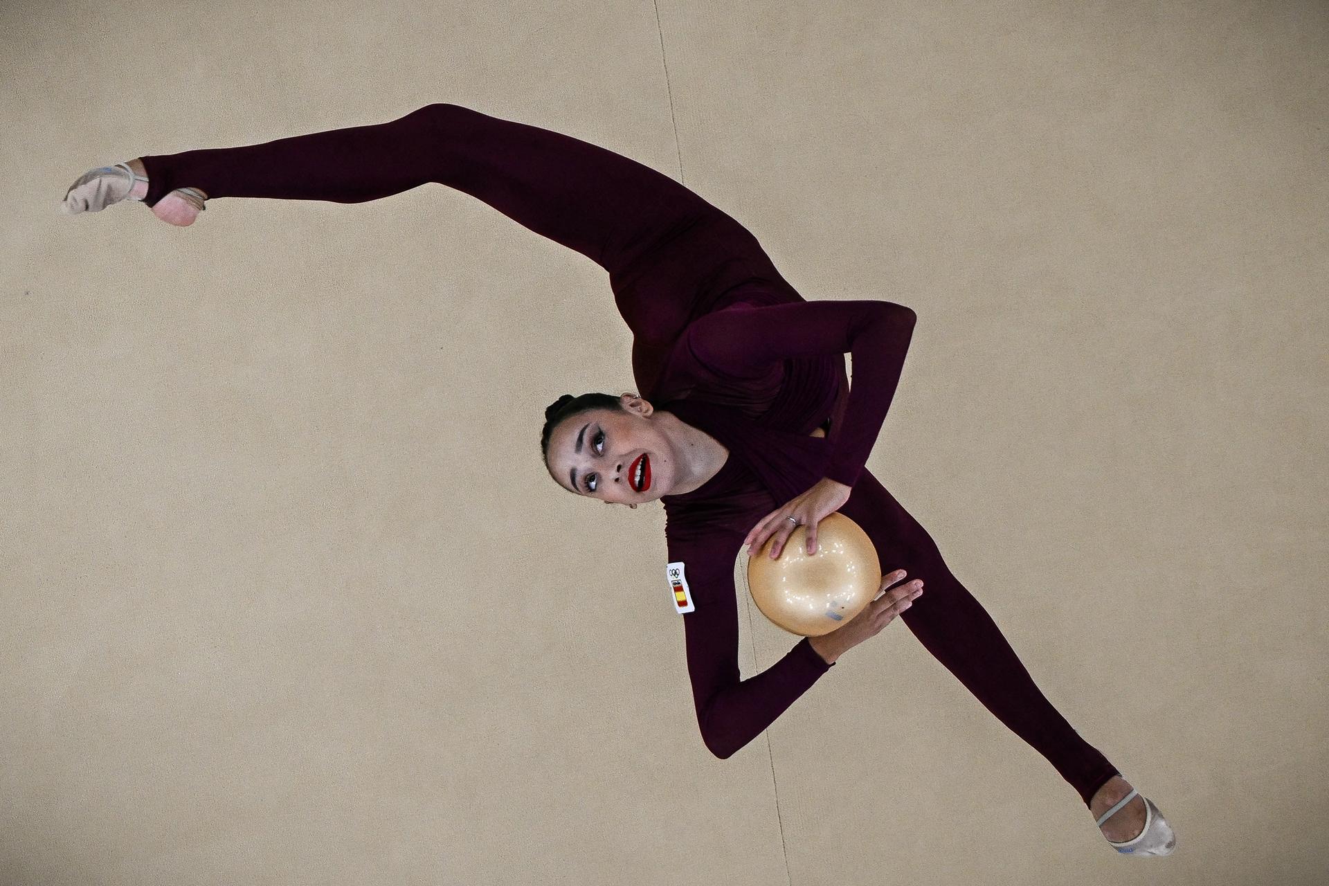 Alba Bautista en tenue académique.