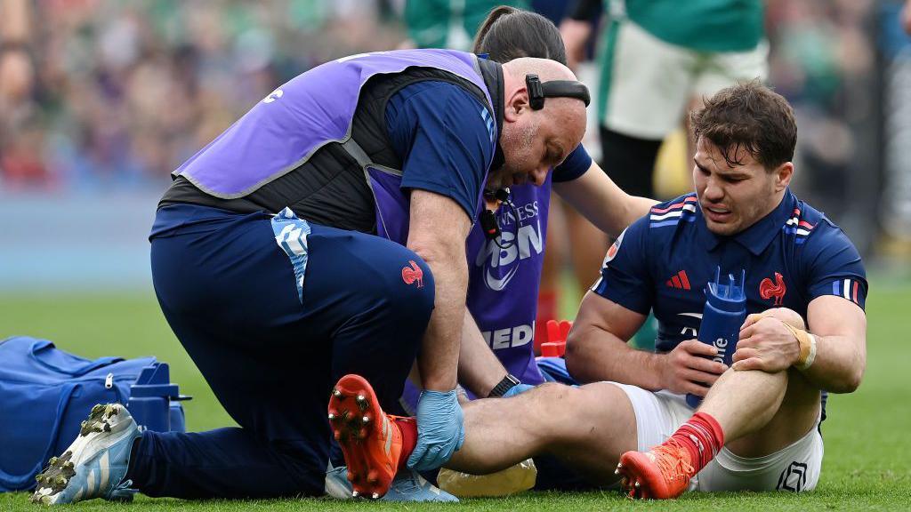 Antoine Dupont après sa blessure contre l'Irlande