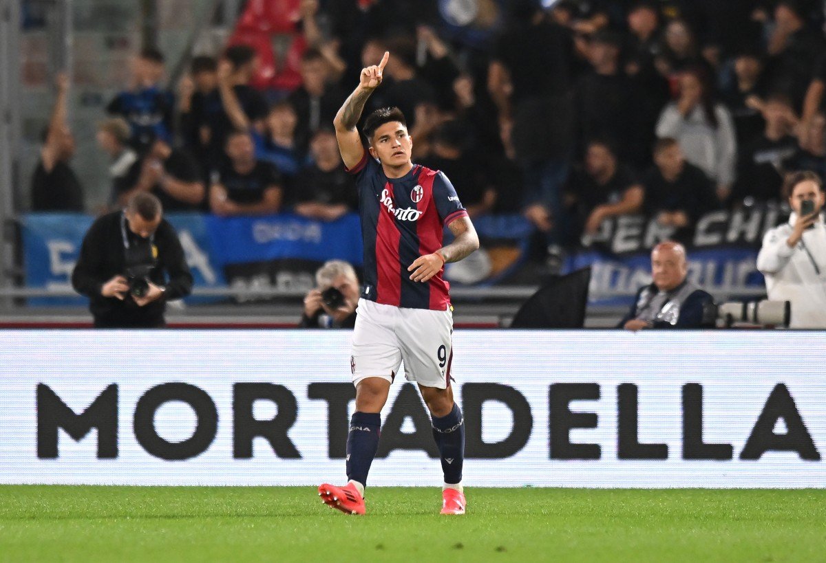 Santiago Castro de Bologne célébrant un but