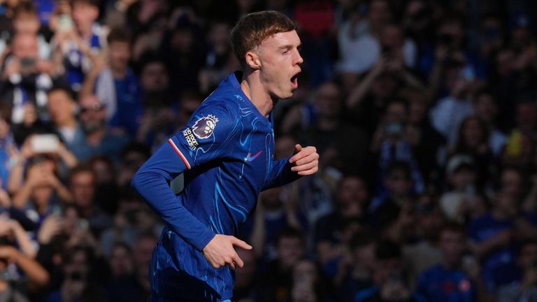 Cole Palmer réagit après avoir vu son penalty sauvé par le gardien de Leicester Mads Hermansen