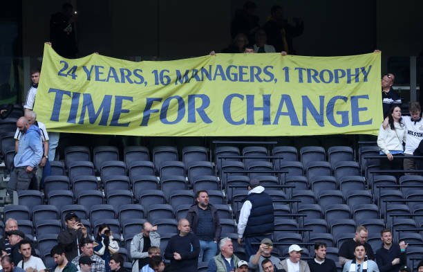 Des fans de Tottenham protestent contre Daniel Levy