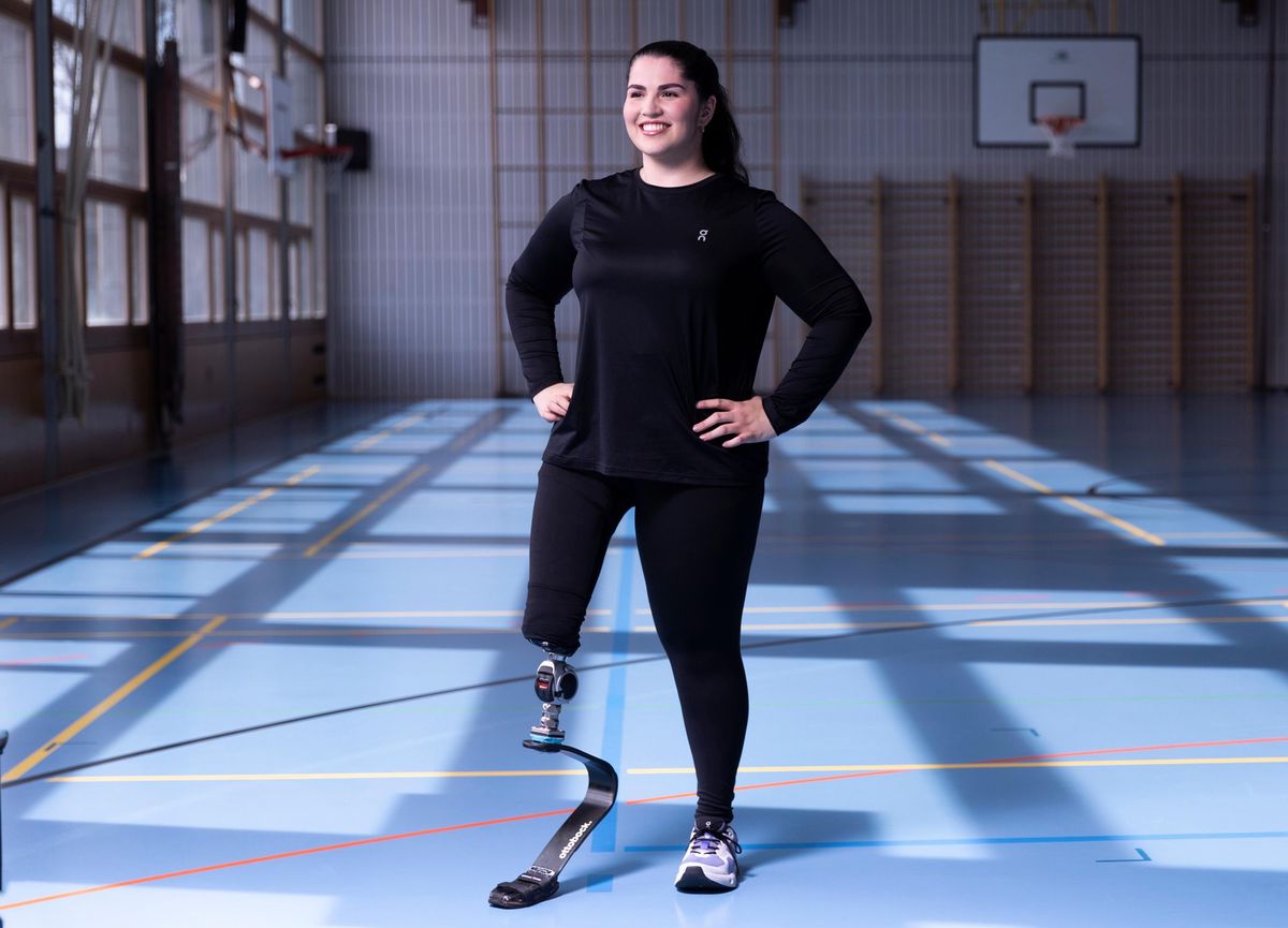 Sofia Gonzalez, avec une prothèse à la jambe gauche, posant dans une salle de sport à Pully, le 9 mars 2025.