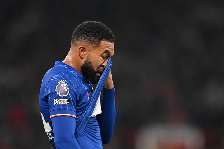 Reece James de Chelsea s'essuie le visage avec son maillot