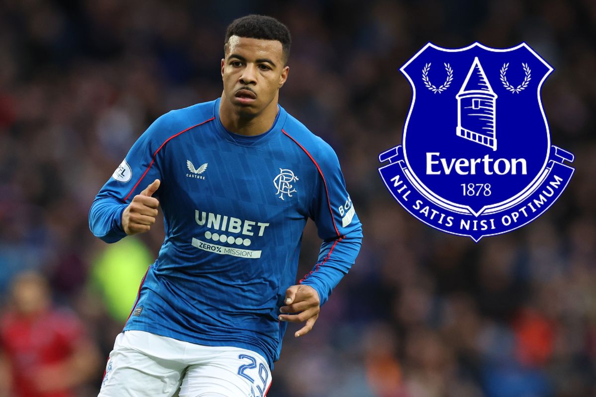 Hamza Igamane des Rangers avec le badge d'Everton