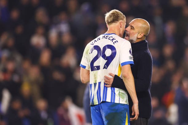 Jan Paul van Hecke de Brighton et Pep Guardiola en pleine discussion lors du match