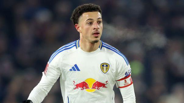 Ethan Ampadu portant le brassard de capitaine pour Leeds United