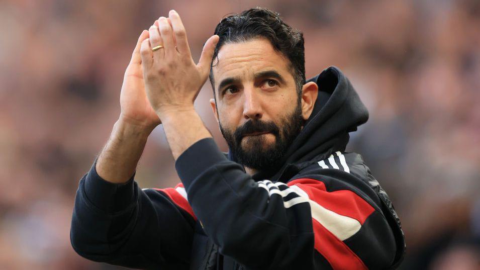 Ruben Amorim applaudit les supporters de Manchester United