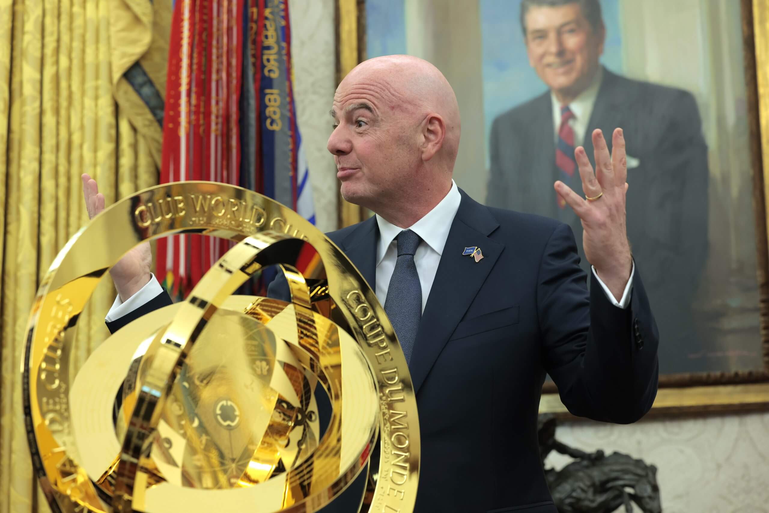 Gianni Infantino et le trophée de la FIFA Club World Cup