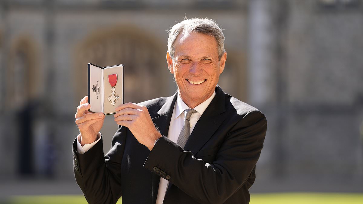 Alan Hansen- légende du football- reçoit un MBE avec le sourire