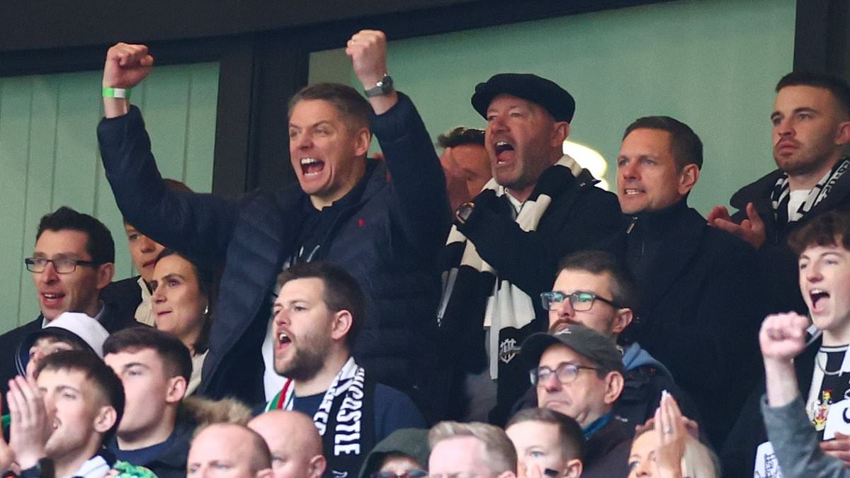 Alan Shearer célèbre la victoire de Newcastle en finale de Coupe