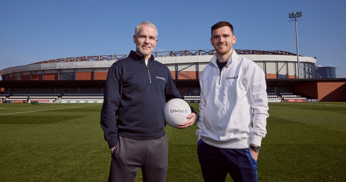 Andy Robertson célèbre l-impact du coaching sur les communautés