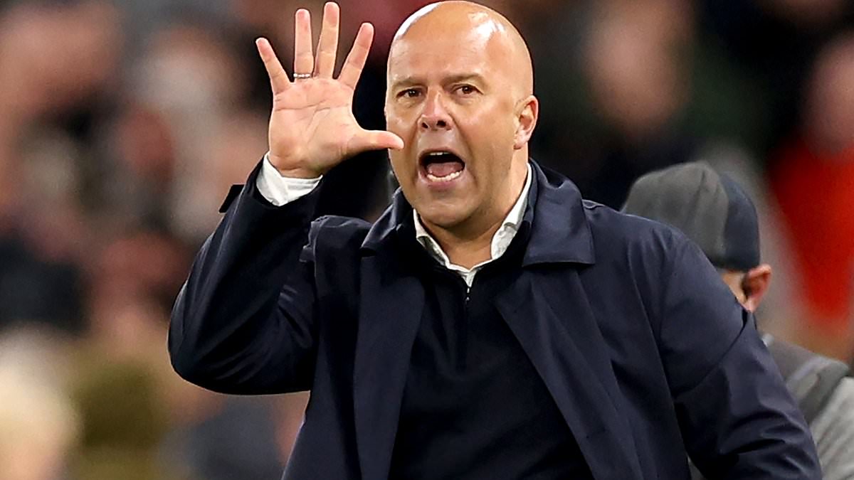 Arne Slot défend les arbitres après la polémique Tarkowski