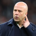 Arne Slot défend sa décision controversée lors de la finale de la Carabao Cup