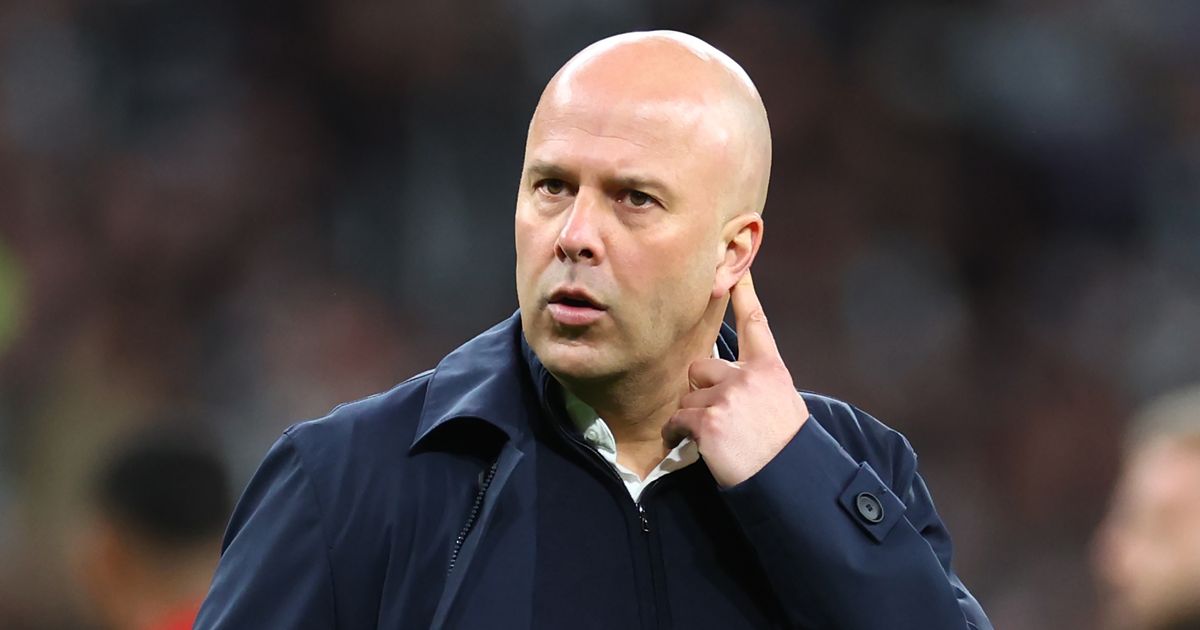 Arne Slot défend sa décision controversée lors de la finale de la Carabao Cup