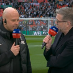 Arne Slot fait rire Mark Chapman avant la finale de la Carabao Cup