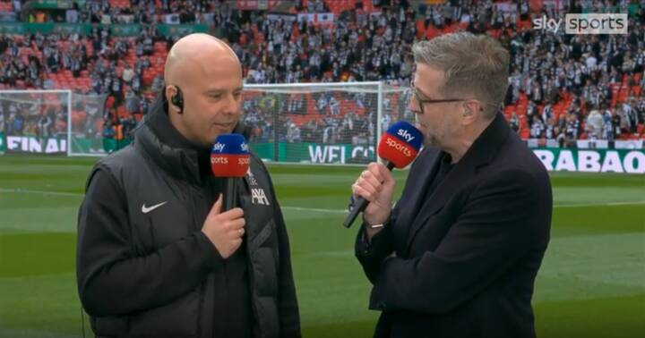 Arne Slot fait rire Mark Chapman avant la finale de la Carabao Cup