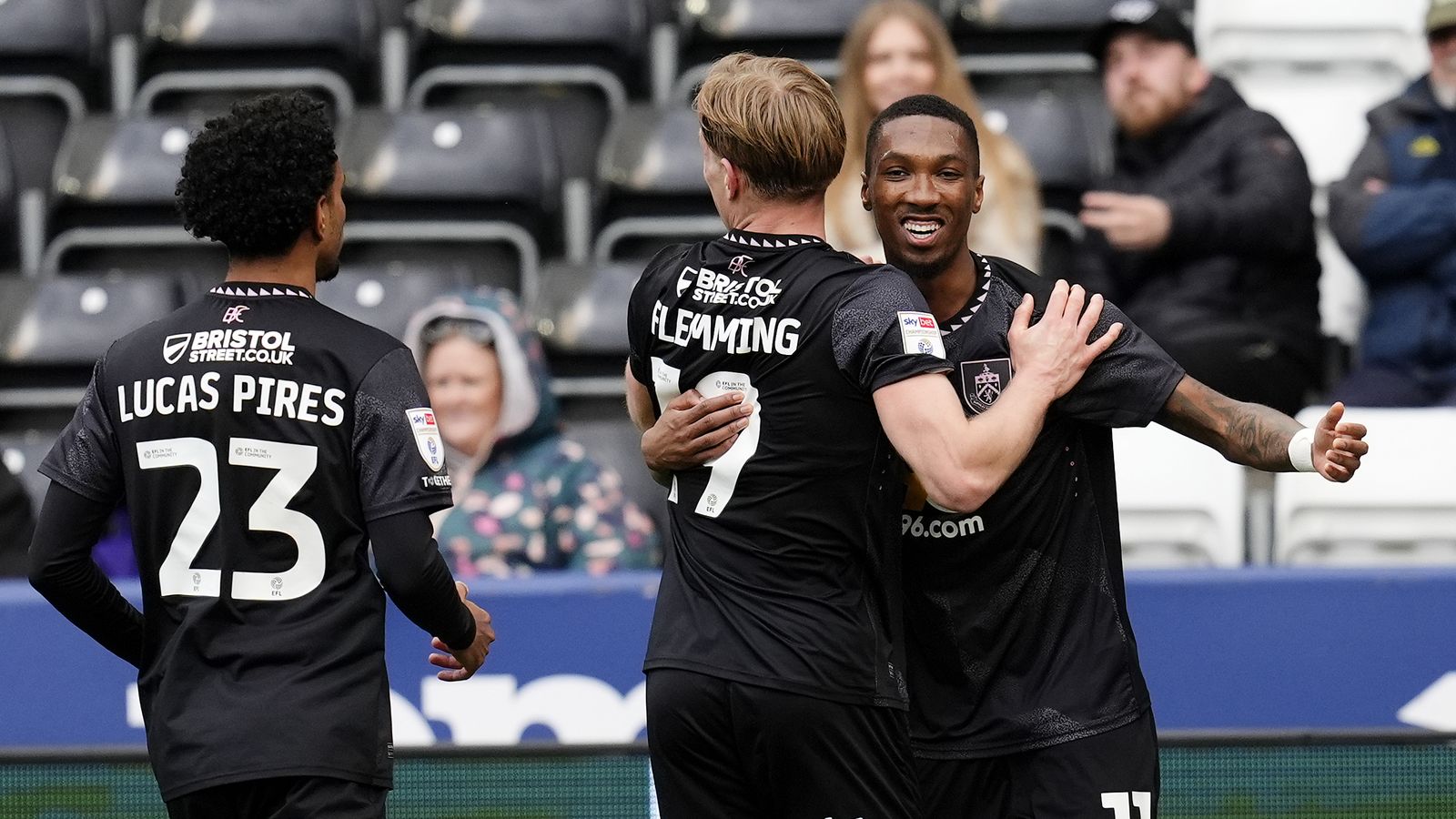 Burnley s-impose 2-0 à Swansea et grimpe au classement