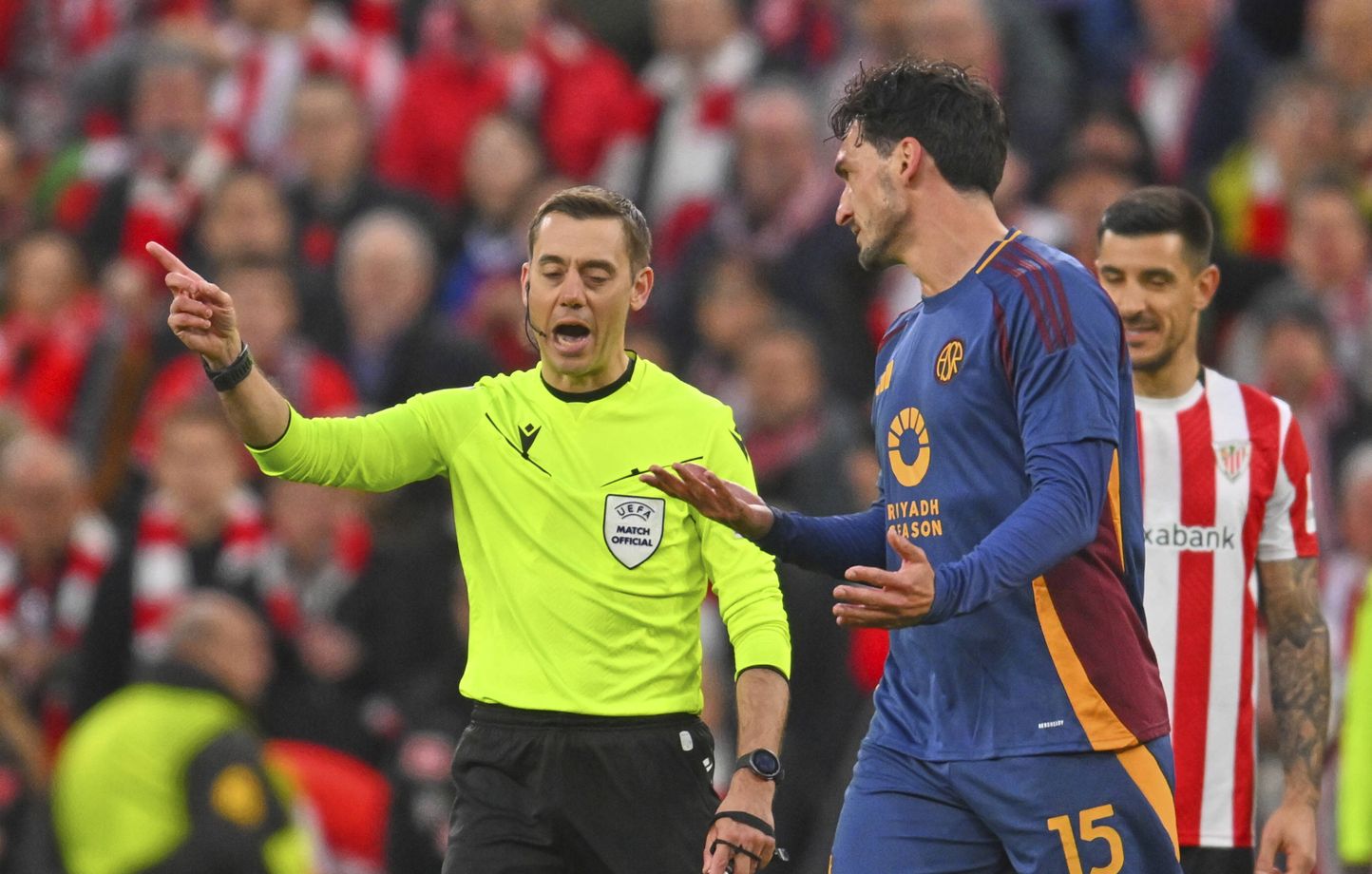 Clément Turpin sous le feu des critiques après Roma-Bilbao