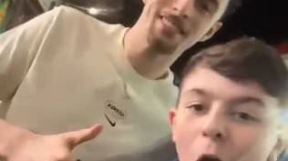 Curtis Jones- la star de Liverpool- se moque d-un fan d-Everton