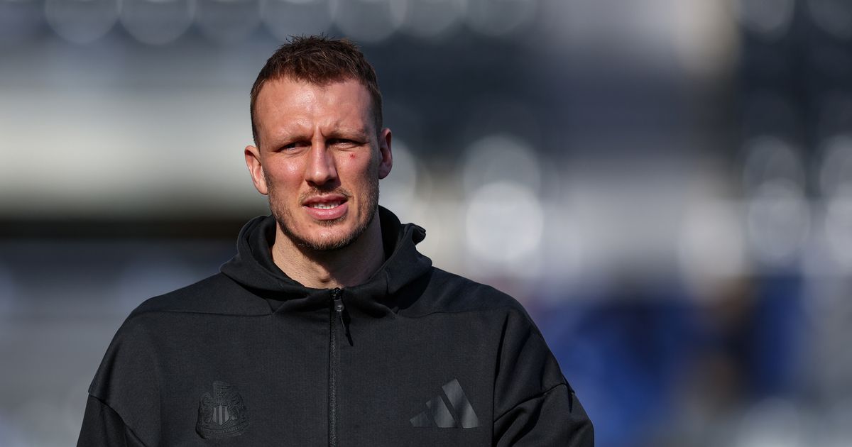 Dan Burn reçoit des conseils de Jack Charlton avant ses débuts en Angleterre