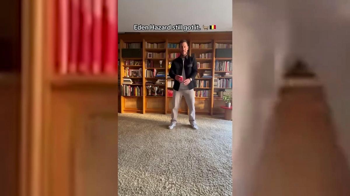 Eden Hazard montre son talent avec une canette de bière