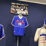 Exposition et vente aux enchères d-objets de football à Paris