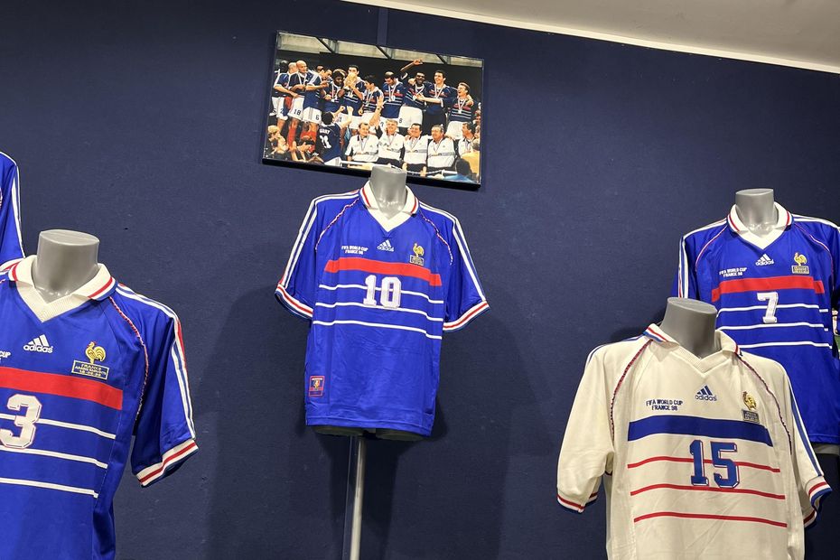 Exposition et vente aux enchères d-objets de football à Paris