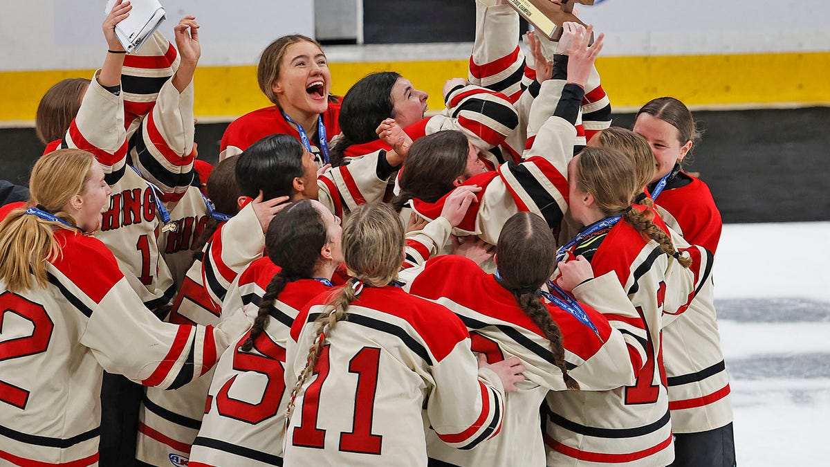 Hingham remporte le championnat d-état de hockey féminin