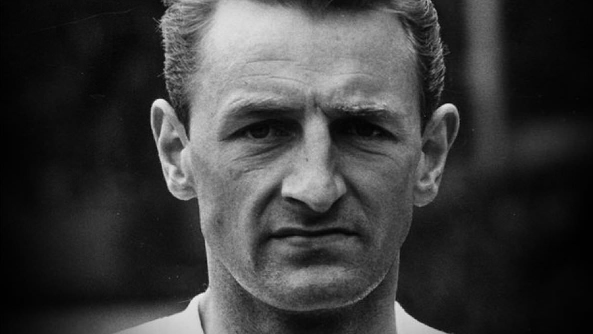 Hommage à George Eastham avant le match contre l-Albanie