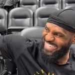 LeBron James se moque d-un journaliste en veste Manchester United