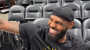 LeBron James se moque d-un journaliste en veste Manchester United