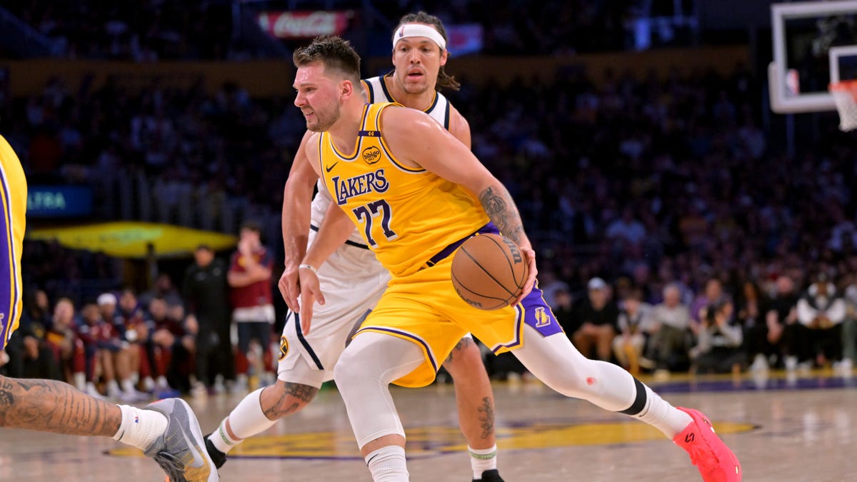 Les Lakers enchaînent une troisième victoire en battant Denver