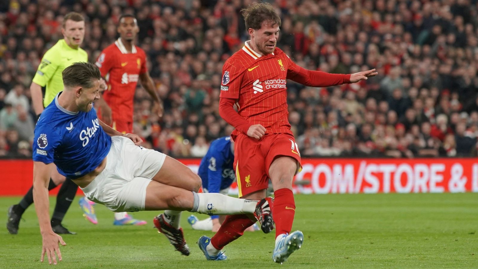 Liverpool 1-0 Everton - Une faute non sanctionnée choque le football