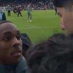 Mathys Tel s-adresse aux supporters après la défaite de Tottenham