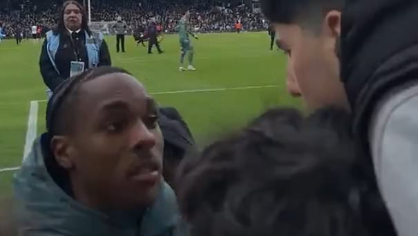 Mathys Tel s-adresse aux supporters après la défaite de Tottenham