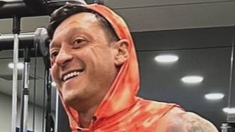 Mesut Ozil interdit de retour au club pour ses liens politiques