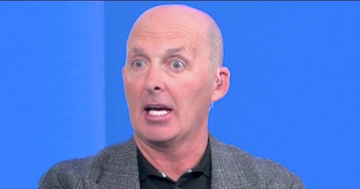 Mike Dean critique la décision VAR lors du derby Liverpool-Everton