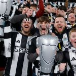 Newcastle célèbre sa victoire en Carabao Cup malgré des retards