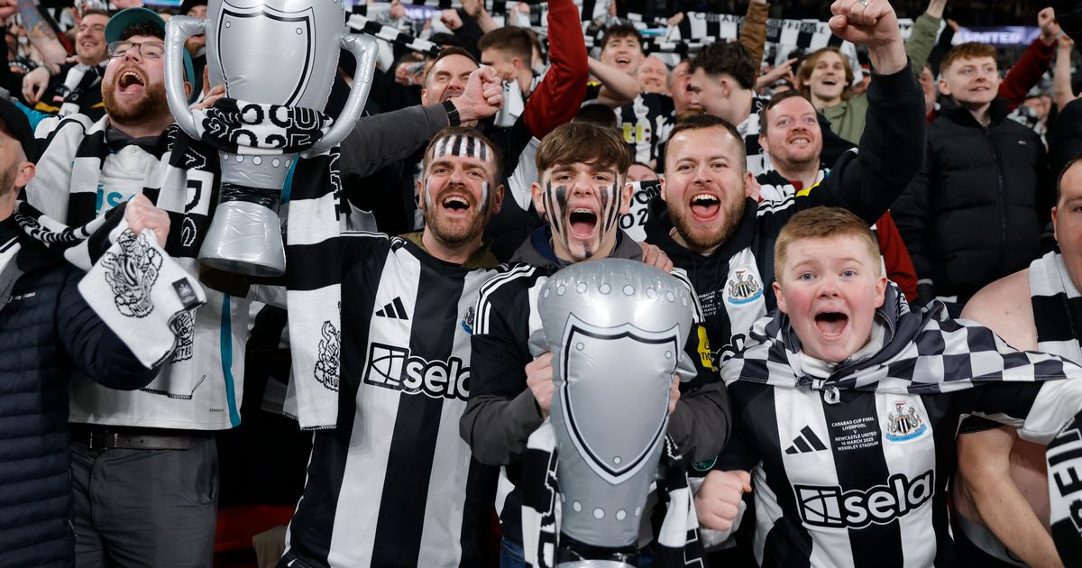Newcastle célèbre sa victoire en Carabao Cup malgré des retards