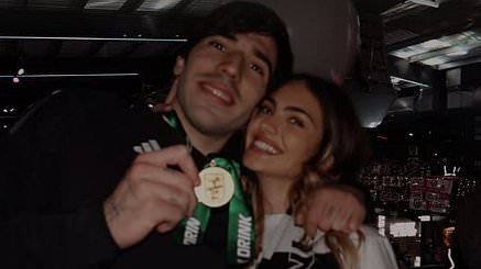 Newcastle célèbre sa victoire en Coupe avec Alan Shearer