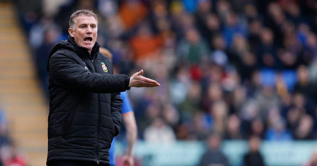 Phil Parkinson furieux après l-arbitrage lors de Wrexham-Cambridge