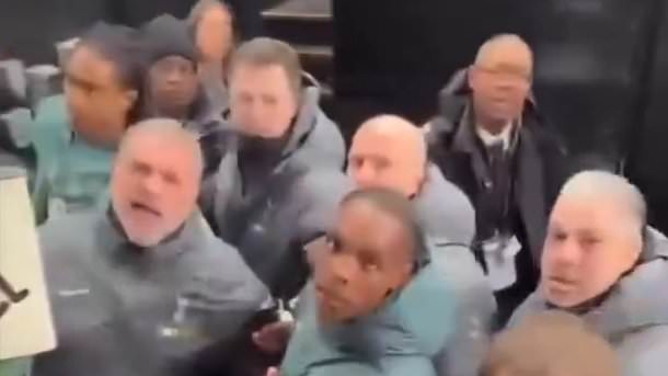 Postecoglou confronté par des fans après la défaite de Tottenham