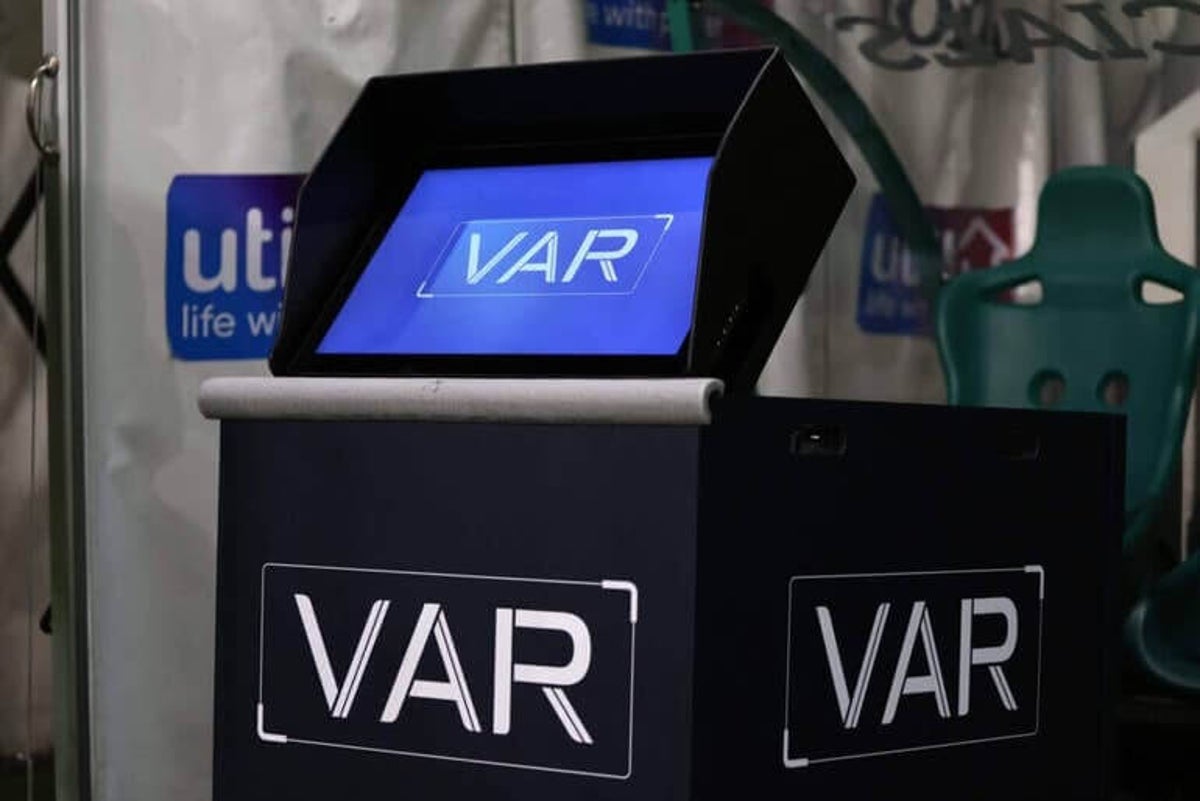 Protests des fans norvégiens contre le maintien de la VAR