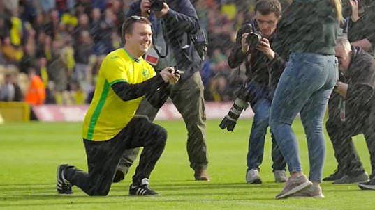 Un supporter de Norwich demande sa compagne en mariage sur le terrain