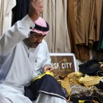 Un tailleur saoudien préserve l-art du bisht face à la modernité