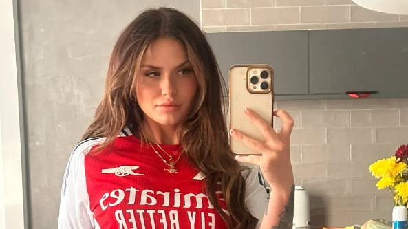 Une star d-OnlyFans défend sa présence à Arsenal en body paint