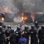 Violences à Buenos Aires - retraités et supporters s-affrontent