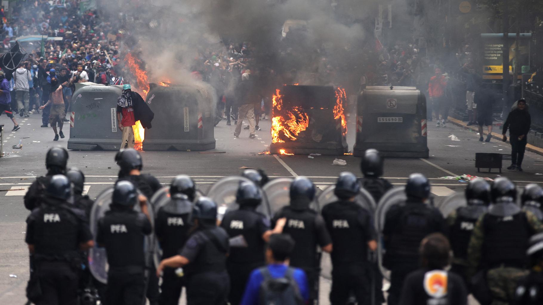 Violences à Buenos Aires - retraités et supporters s-affrontent