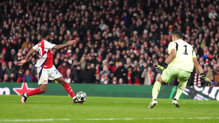 Raheem Sterling a eu une occasion franche stoppée