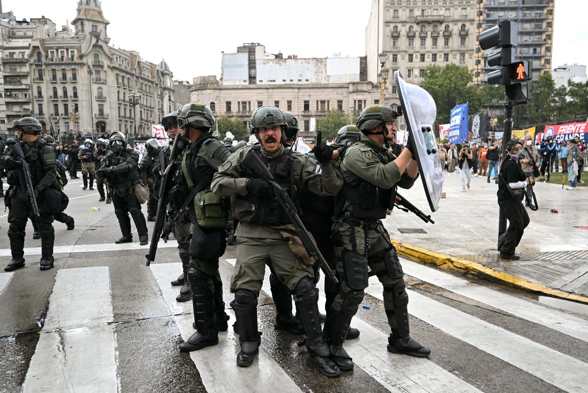 Des policiers anti-émeute lors d’une manifestation de retraités soutenus par des fans de football contre le gouvernement du président Javier Milei à Buenos Aires le 12 mars 2025.
